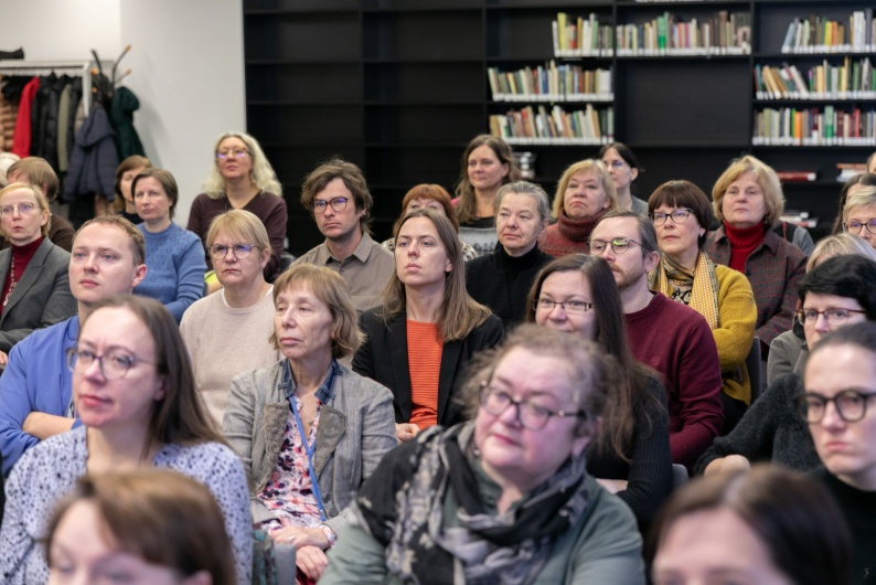 Gausiai susirinkusių specialistų nuotrauka.