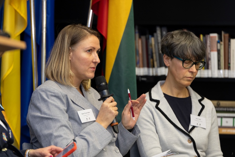 Nuotraukoje į mikrofoną kalba dr. Sigita Černevičiūtė, šalia sėdi dr. Inesa Lipša