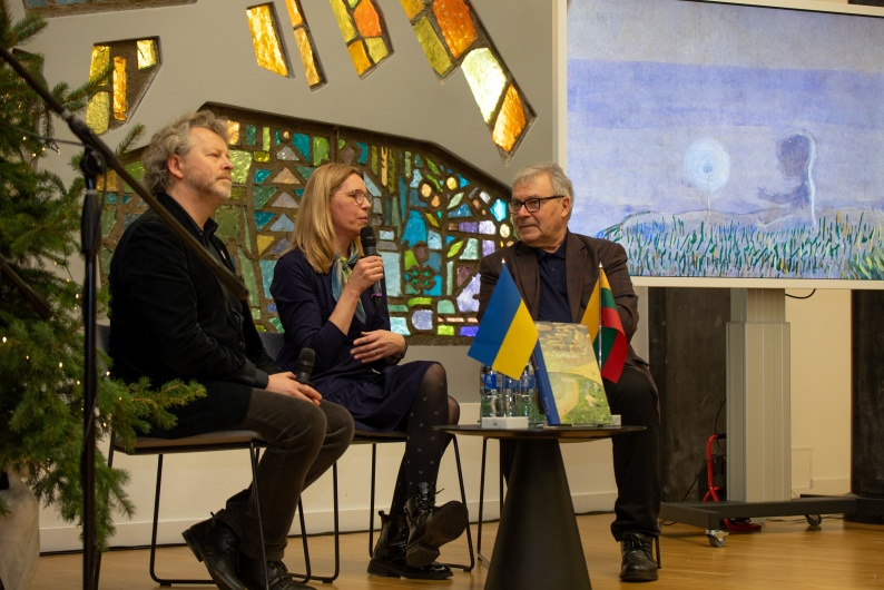 Nuotraukoje iš kairės į dešinę: pianistas Rokas Zubovas, tapybos albumo sudarytoja Vaiva Laukaitienė, aktorius Rimantas Bagdzevičius