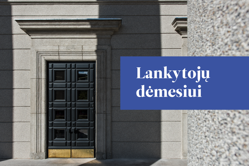 Bibliotekos įėjimas ir mėlynas užrašas „Lankytojų dėmesiui“