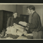 Avromas Suckeveris ir jo žmona Freidkė su išgelbetais žydų dokumentais