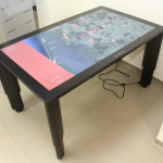 Interaktyvus stalas su žemėlapiu „Pamario raštijos lobynas“