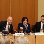 Iš kairės: Nacionalinės bibliotekos generalinis direktorius Renaldas Gudauskas, Seimo Pirmininkė Loreta Graužinienė, diasporos profesionalų tinklo „Global Lithuanian Leaders“ atstovas Mykolas Lepeška