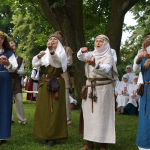 Apeiginio folkloro grupė „Kūlgrinda“ atlieka šokamąją sutartinę. Lietuvos nacionalionio kultūros centro archyvas, 2009 m.