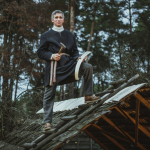 Skiedrinės stogdengystės puoselėtojas Gintas Čekauskas. Čekauskų etnografijos muziejaus archyvas, 2019 m.